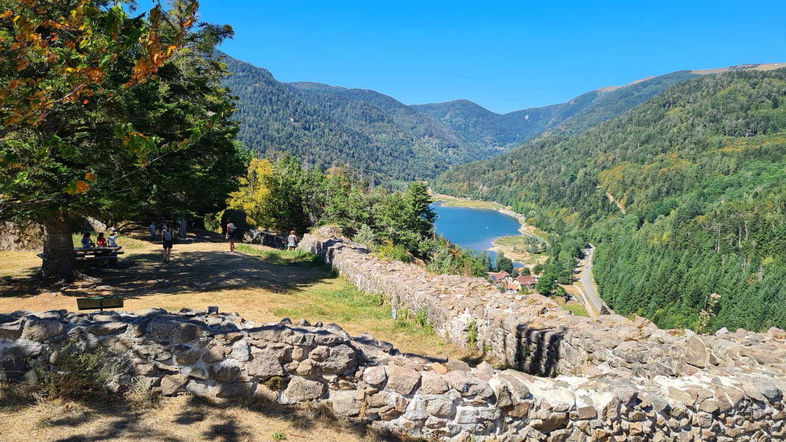 Foto van het Kruth meer vanaf het rotsachtige voorgebergte van Schlossberg