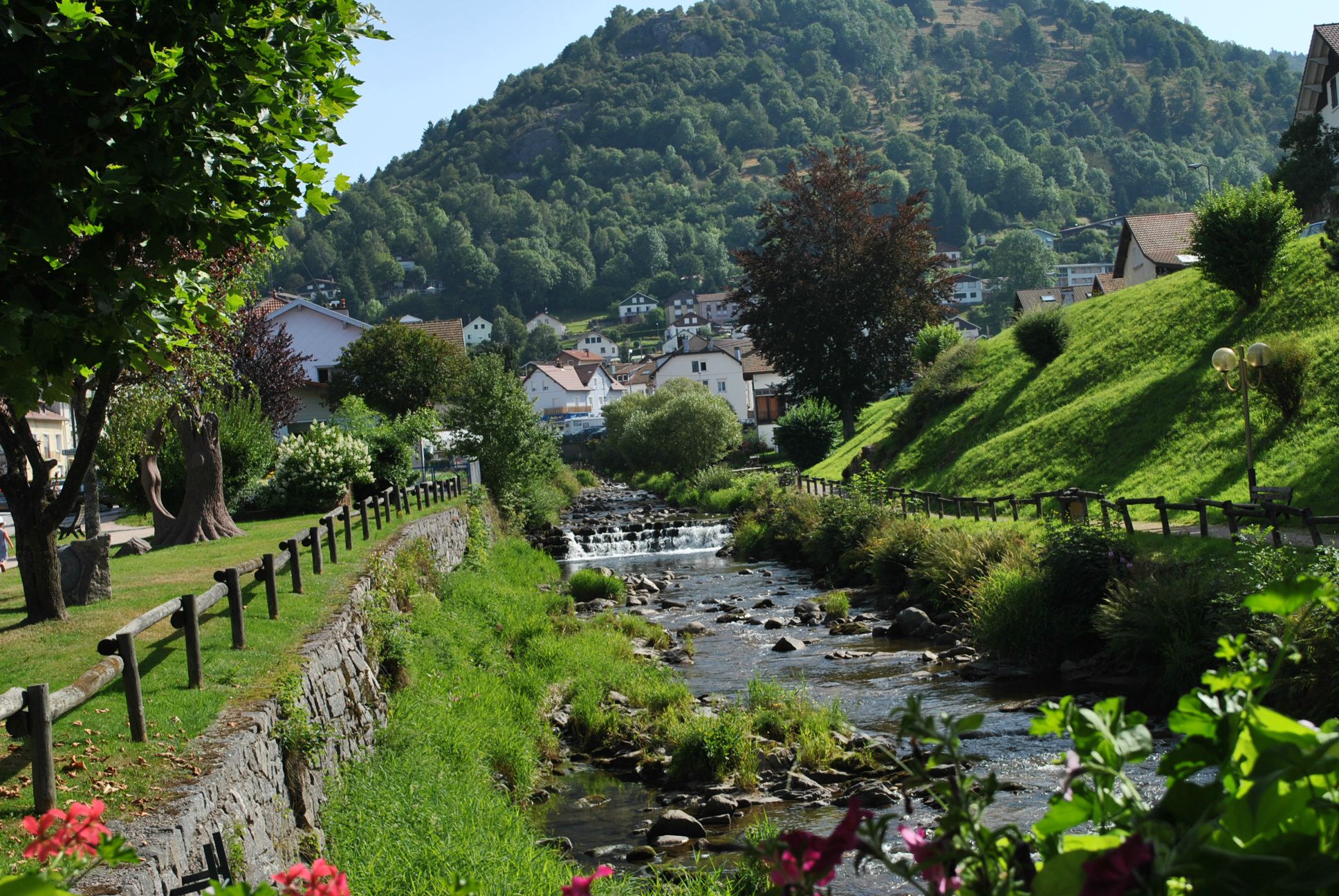 Foto van de Moselotte rivier die door La Bresse stroomt.